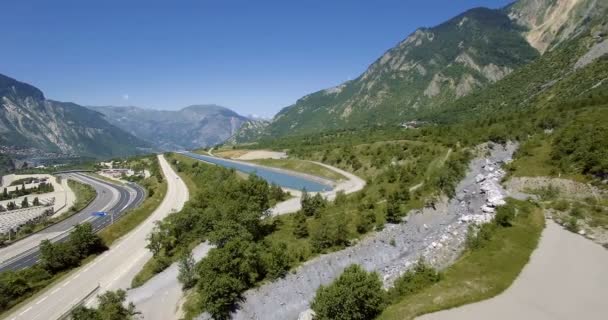 4K Aerial, Flying along Autoroute De La Maurienne, Francia - versione graduata — Video Stock