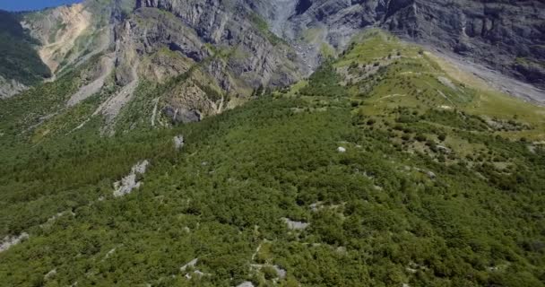 4k-Antenne, die entlang der Autoroute de la maurienne fliegt, Frankreich - abgestufte Version — Stockvideo