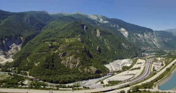 4K Aerial, Flying along Autoroute De La Maurienne, Francia - versione graduata — Video Stock