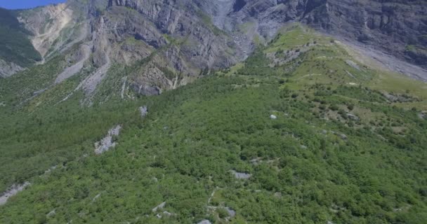 4k Aerial, vliegen langs auto route de la Maurienne, Frankrijk-native versie — Stockvideo