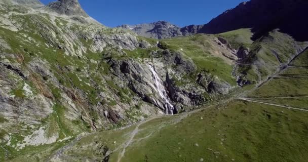 4 k-antenne, vliegen boven watervallen bij Rifugio Scarfiotti, Italië — Stockvideo