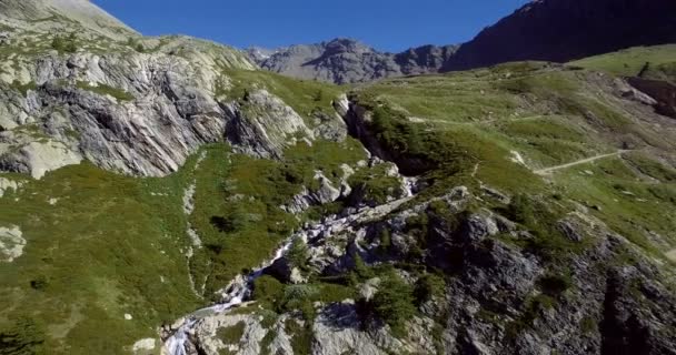 4 к антена, літати вище водоспадів в Rifugio Скарфіотті (Італія) — стокове відео