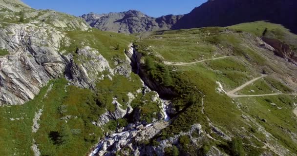 4K aéreo, volando por encima de las cascadas en Rifugio Scarfiotti, Italia — Vídeo de stock