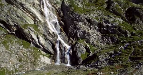 4K aéreo, volando por encima de las cascadas en Rifugio Scarfiotti, Italia — Vídeo de stock