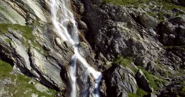 4K aéreo, voando acima de cachoeiras em Rifugio Scarfiotti, Itália — Vídeo de Stock