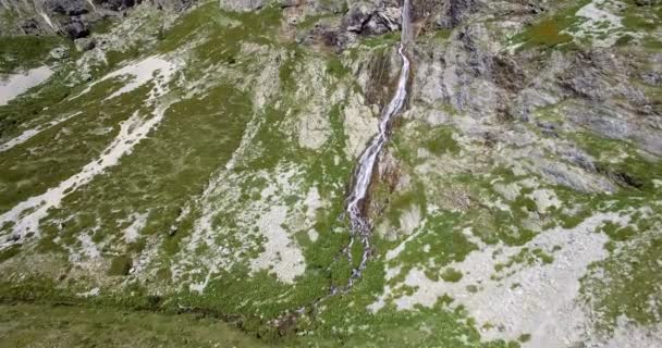 4K aéreo, voando acima de cachoeiras em Rifugio Scarfiotti, Itália — Vídeo de Stock