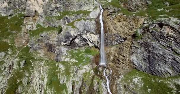 4K aéreo, voando acima de cachoeiras em Rifugio Scarfiotti, Itália — Vídeo de Stock