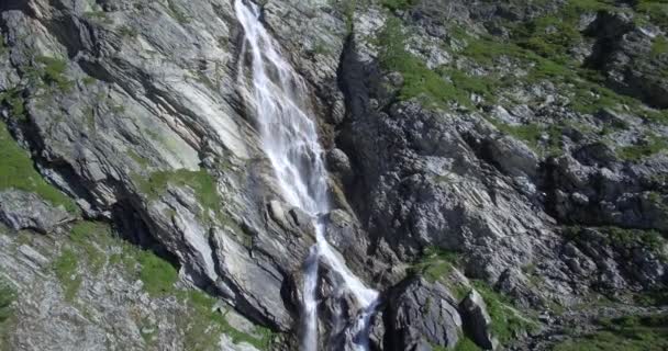 4 k-antenne, vliegen boven watervallen bij Rifugio Scarfiotti, Italië — Stockvideo