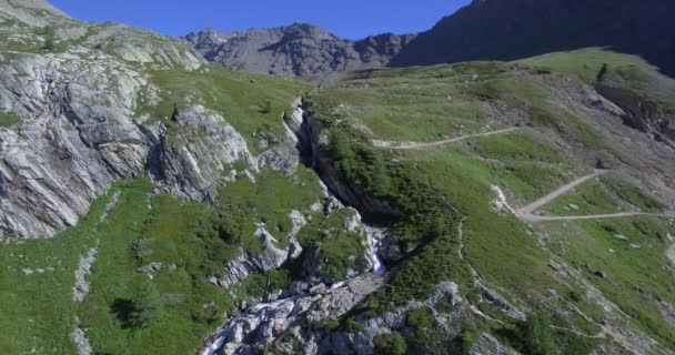 4k-Antenne, die über Wasserfälle bei der Scarfiotti-Hütte fliegt — Stockvideo