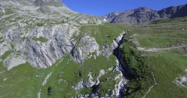 4 k 空中, リフージォ スカルフィオッティ、イタリアで滝の上を飛んで — ストック動画