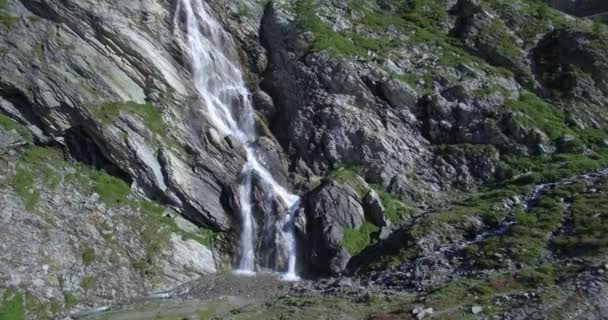 4K aéreo, voando acima de cachoeiras em Rifugio Scarfiotti, Itália — Vídeo de Stock