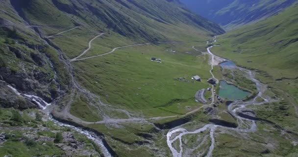 4 k 天线，Rifugio Scarfiotti，意大利在瀑布上空飞翔 — 图库视频影像