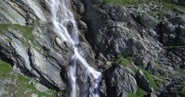 4k-Antenne, die über Wasserfälle bei der Scarfiotti-Hütte fliegt — Stockvideo