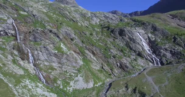 4K aéreo, volando por encima de las cascadas en Rifugio Scarfiotti, Italia — Vídeo de stock