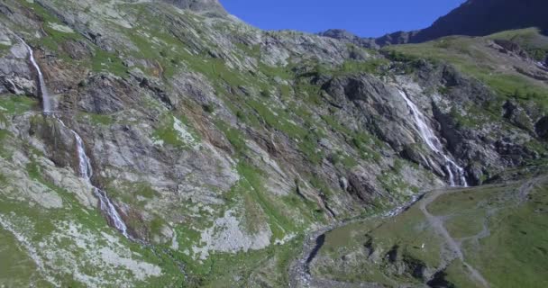 4k-Antenne, die über Wasserfälle bei der Scarfiotti-Hütte fliegt — Stockvideo