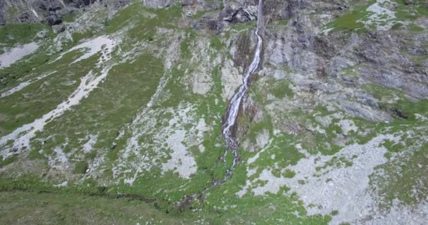 4k-Antenne, die über Wasserfälle bei der Scarfiotti-Hütte fliegt — Stockvideo