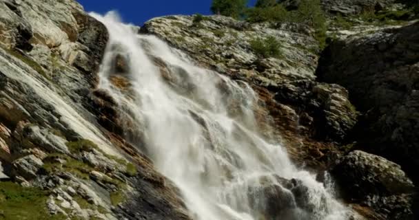 4k, wasserfall bei rifugio scarfiotti, italien — Stockvideo