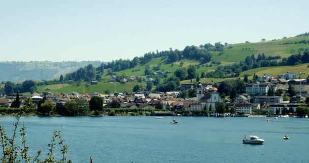 Brienzersee; Suiza; Ebligen; Schwanden b. Brienz; Kanton Bern; paisaje; naturaleza; exterior; belleza; natural; idílico; romántico; épico; amplio; escenario; vista panorámica; panorama; viaje; destino de viaje; turismo; montaña; colina; roca; piedra; caminata; ra — Vídeo de stock