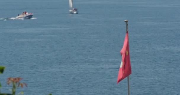 4k, vlajka na Brienzersee, Švýcarsko - nativní materiál, jako vystřižená z vačky, sledujte také pro odstupňované a stabilizované verze — Stock video