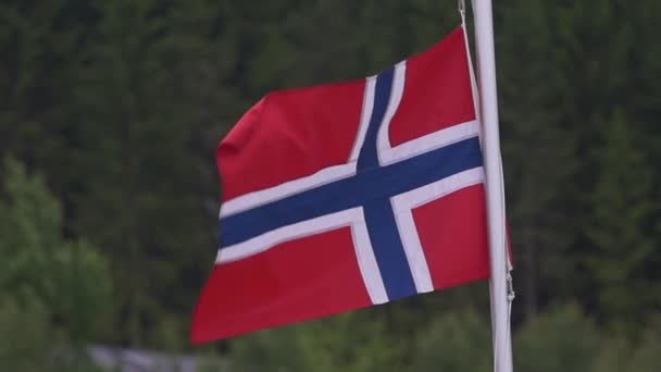 Bandera de Noruega, cielo azul — Vídeos de Stock