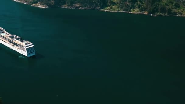 Óceánjáró a fjord, Norvégia — Stock videók