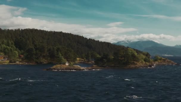 Kreuzfahrtschiff auf dem Fjord, Norwegen — Stockvideo