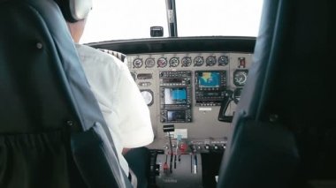 1080p, pilot uçaktaki aletler yönetir.