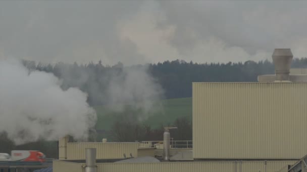 Chemiefabrik mit Schornstein, Luftverschmutzung — Stockvideo