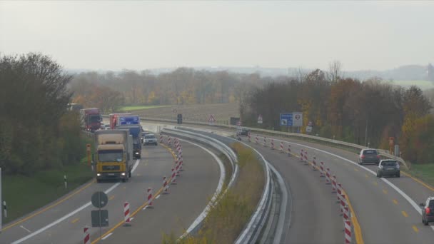 Provoz na německé dálnici, osobních a nákladních automobilů — Stock video