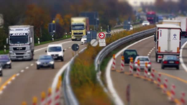 Κυκλοφορία στη γερμανική Autobahn, αυτοκίνητα και φορτηγά — Αρχείο Βίντεο