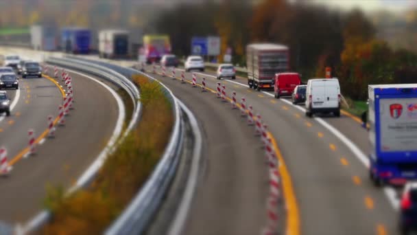 Ruchu na niemieckich Autobahn, samochodów osobowych i ciężarowych — Wideo stockowe