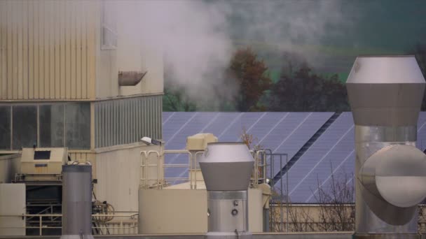 Chemische fabriek met rook stack, luchtverontreiniging — Stockvideo