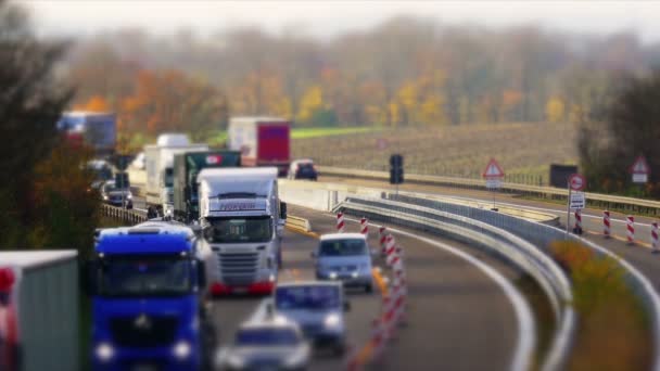 Trafiken på tyska Autobahn, bilar och lastbilar — Stockvideo