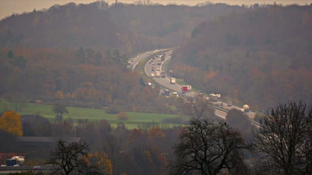 Tráfico en la autopista alemana, coches y camiones — Vídeo de stock