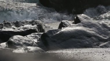 FullHD, dramatik su sıçramasına ve kayalar, 100 fps Slowmo karşı çökmesini dalgalar