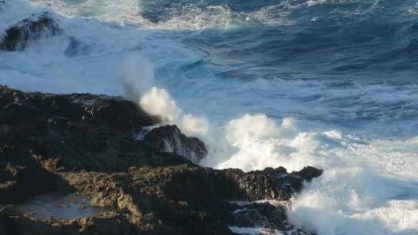 FullHD, olas de agua dramáticas salpicando y estrellándose contra las rocas, 100 fps SlowMo — Vídeo de stock