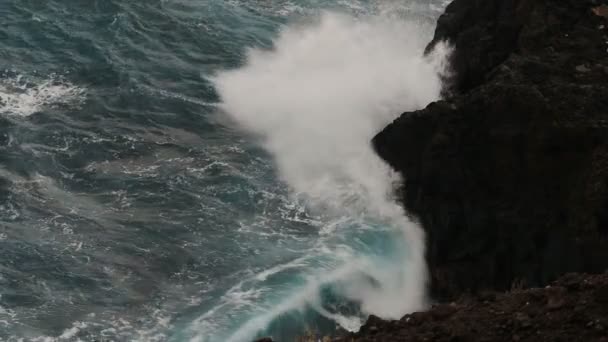 FullHD, ondas de água dramáticas salpicando e bater contra rochas, 100 fps SlowMo — Vídeo de Stock