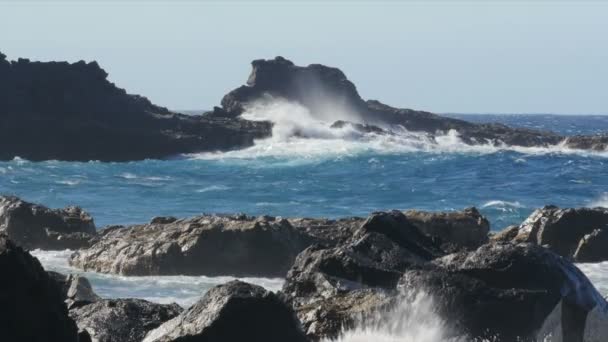 FullHD, Dramatic water waves splashing and crashing against rocks, 100 fps SlowMo — Stock Video