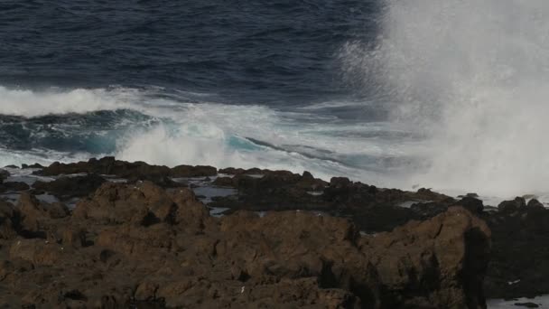 Ondes de ralenti énormes s'écrasant contre des rochers — Video