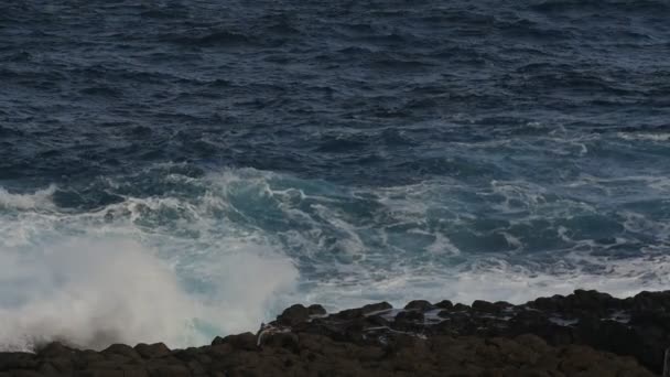 Büyük yavaş dalgalar kayalar karşı çökmesini — Stok video