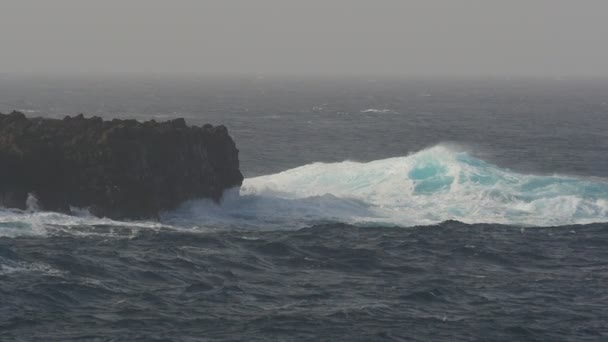 Huge slow motion waves crashing against rocks — Stock Video