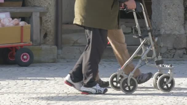 Starší muž je putování s chodící rámu — Stock video