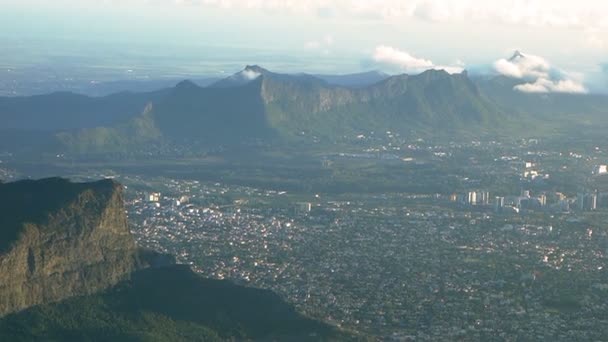Aproximação de voo acima de Ile De La Reunion — Vídeo de Stock