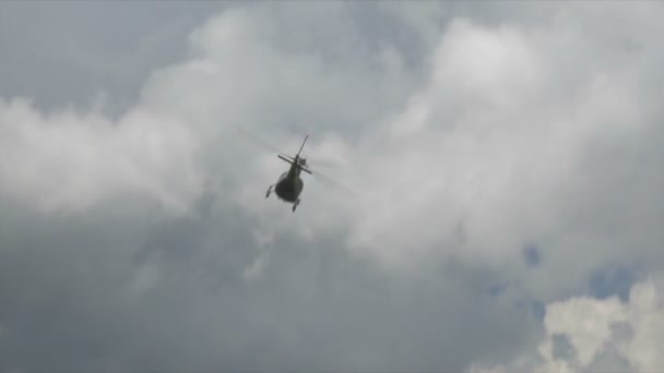 Hubschrauber im Restonica-Tal, Korsika — Stockvideo