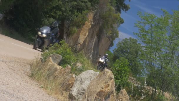Biker, Wohnmobile und Mobilheime auf Korsika — Stockvideo
