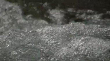 Soyut akan ve su sıçraması