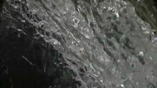 Abstract stromend en spetter water close-up — Stockvideo