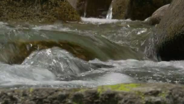 Abstraktní tok a rozstříknutí vody — Stock video