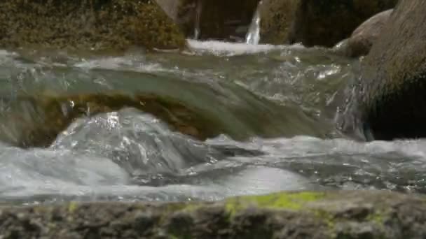 Abstract flowing and splashing water closeup — Stock Video