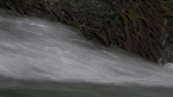 Abstracto que fluye y salpica el primer plano del agua — Vídeo de stock